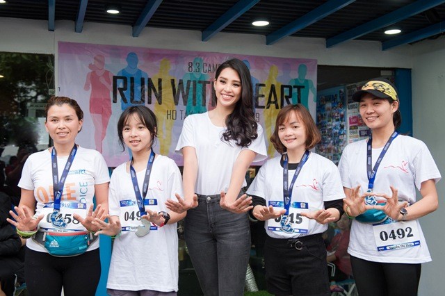 Hoa hậu Tiểu Vy khỏe khoắn chạy bộ gây quỹ từ thiện ở Hà Nội