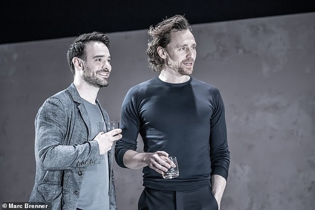 Sốc với hình ảnh tàn tạ, già nua không thể ngờ của “Loki” Tom Hiddleston trong sự kiện