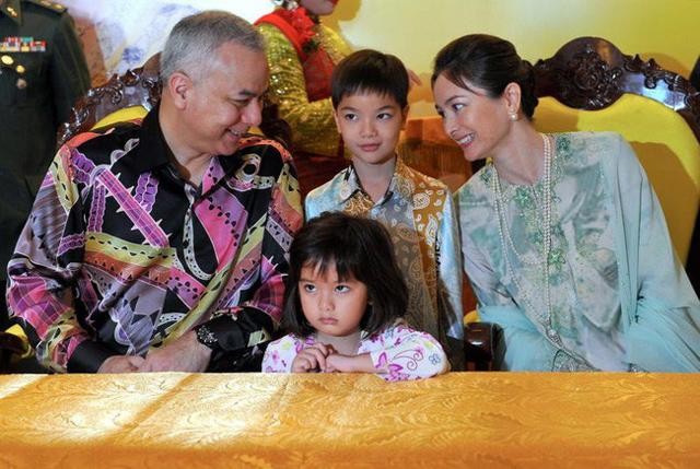 Chân dung tiểu công chúa Malaysia xinh đẹp đang "làm mưa làm gió" trên mạng xã hội