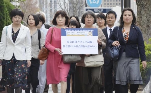 Tập thể nữ nguyên đơn và luật sư tiến về tòa án sơ thẩm Tokyo. Ảnh: KYODO.

