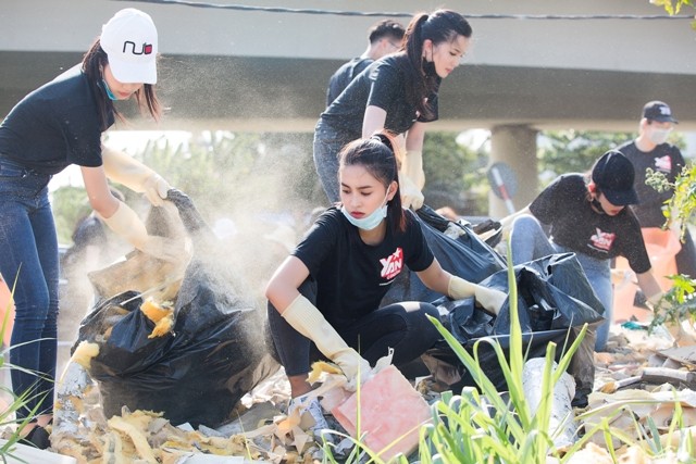 Dàn Hoa hậu Việt Nam 2018 chung tay dọn rác dưới thời tiết nóng bỏng da