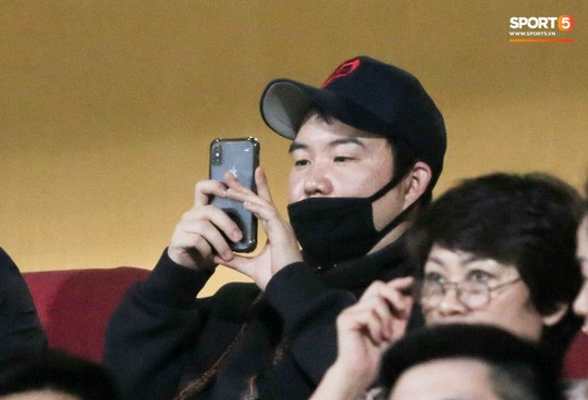 Park Chan Sung (trái), con trai của HLV trưởng Park Hang-seo, chụp ảnh kỉ niệm cùng phóng viên của Sport5.
