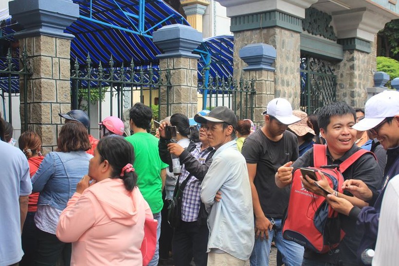 Hàng trăm người hâm mộ chờ từ sáng đón nghệ sĩ Anh Vũ ở chùa Ấn Quang