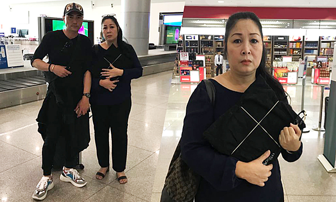Hồng Vân ôm chặt di ảnh Anh Vũ ở sân bay