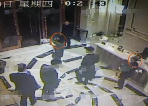Hình ảnh từ camera cho thấy CEO và người tình bế hai con trai rời tòa nhà. Họ đi cùng hai người đàn ông mang theo hung khí.