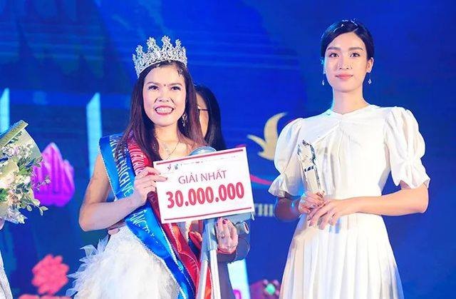 Cô gái Bế Thị Băng (đến từ Cao Bằng) giành ngôi hoa hậu cuộc thi “Vẻ đẹp vầng trăng khuyết” 2019.