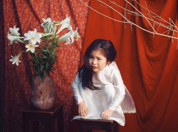 Dân mạng thích thú bộ ảnh "Thiếu nữ bên hoa huệ" của bé gái Hà Nội