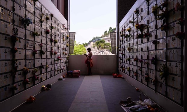 Người dân đi tảo mộ tại nghĩa trang Đồi Kim Cương ở Hong Kong. Những nơi như thế này hầu như không còn chỗ. Ảnh: EPA.