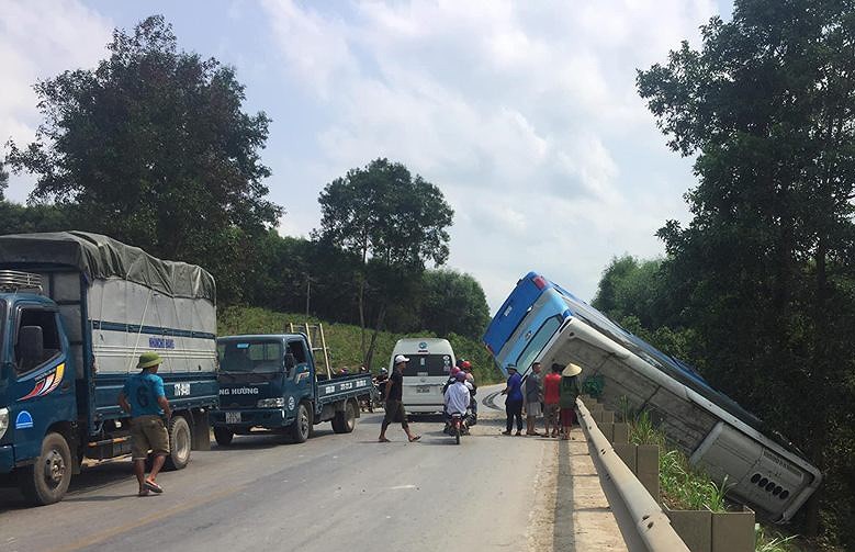 Hiện trường vụ xe khách bị lật ở đường Hồ Chí Minh, đoạn qua xã Nghĩa Bình, huyện Tân Kỳ (Nghệ An).