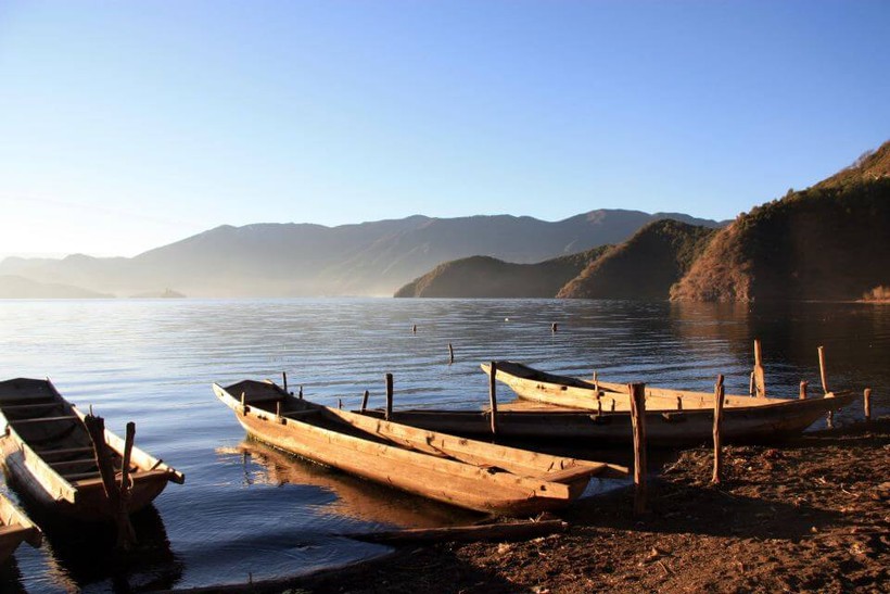 Cảnh đẹp thơ mộng, bình yên bên hồ Lư Cô. Ảnh: visitourchina