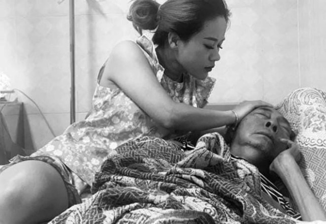 Con gái nghệ sĩ Lê Bình chăm sóc ông trên giường bệnh.