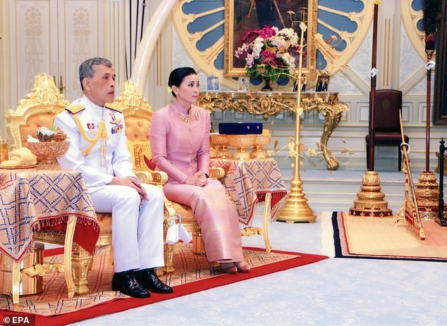 Vì sao tân Hoàng hậu phải quỳ rạp dưới chân Quốc vương Thái Lan trong lễ sắc phong?