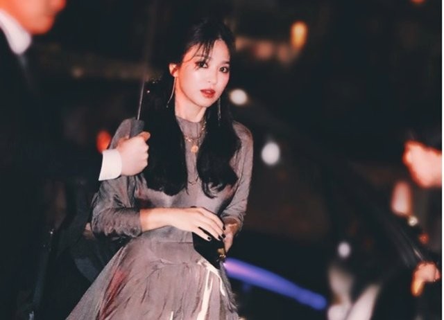 Song Hye Kyo đẹp lộng lẫy đi sự kiện nhưng bàn tay của cô mới gây chú ý