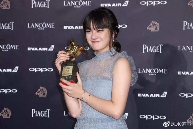 Cô bé 14 tuổi vượt mặt Lý Tiểu Lộ ẵm tượng vàng Kim Mã 