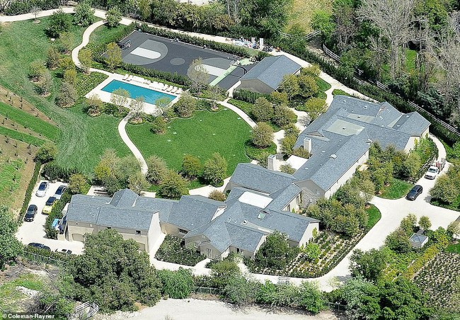 Choáng với độ giàu có của nhà Kardashian: Thầu khu đất khổng lồ xây 6 biệt thự trăm tỷ chỉ vì lý do đơn giản