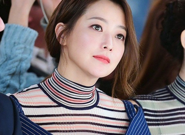 Cận cảnh Kim Hee Sun tuổi 42 vẫn được ca ngợi là “quốc bảo nhan sắc“