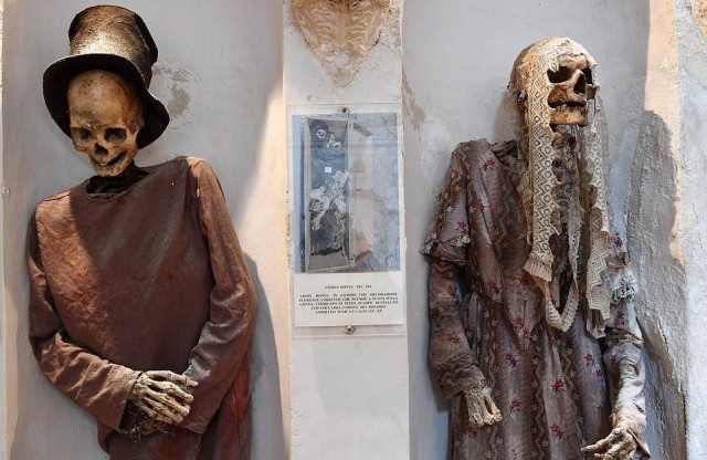 Ghé thăm ngôi nhà u ám, chứa hàng ngàn xác chết ở Italy