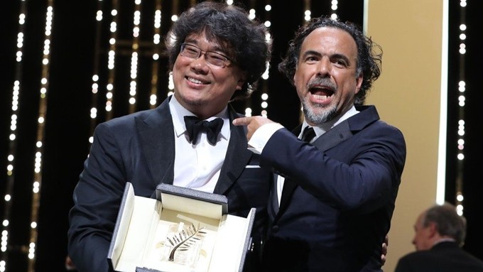 Đạo diễn Bong Joon Ho (trái) nhận giải Cành Cọ Vàng.
