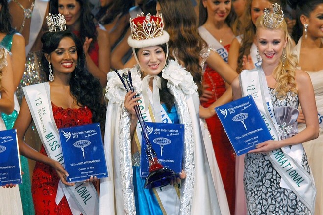Ikumi Yoshimatsu (giữa) đăng quang Hoa hậu Quốc tế tổ chức tháng 10/2012. Ảnh: AP.