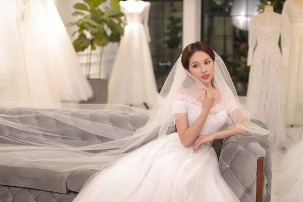 Vợ sắp cưới Dương Khắc Linh khoe váy cưới lộng lẫy như công chúa