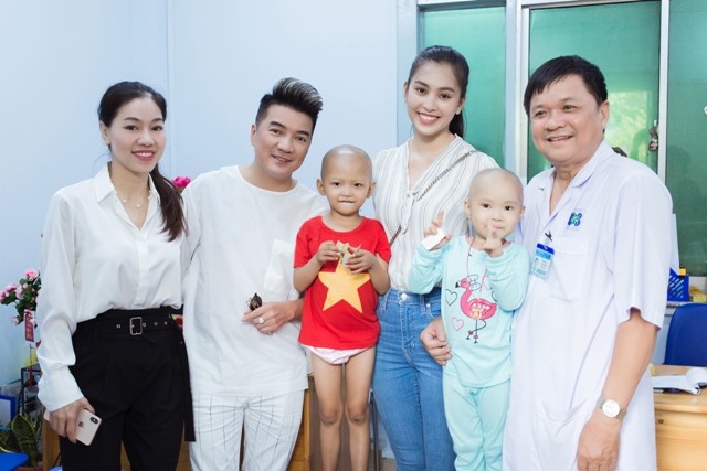 Ca sĩ Đàm Vĩnh Hưng, Hoa hậu Tiểu Vy trao quà cho bệnh nhi có hoàn cảnh khó khăn