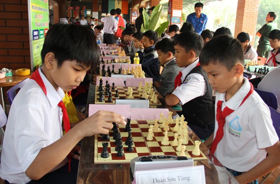 Các em tham gia thi đấu môn cờ vua - Ảnh: Minh Anh