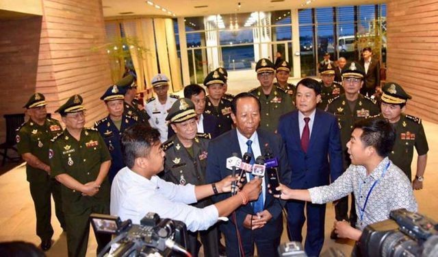 Bộ trưởng Quốc phòng Campuchia Tea Banh trả lời phỏng vấn phóng viên tại sân bay quốc tế Phnom Penh vào tối 3/6. (Ảnh: Facebook)