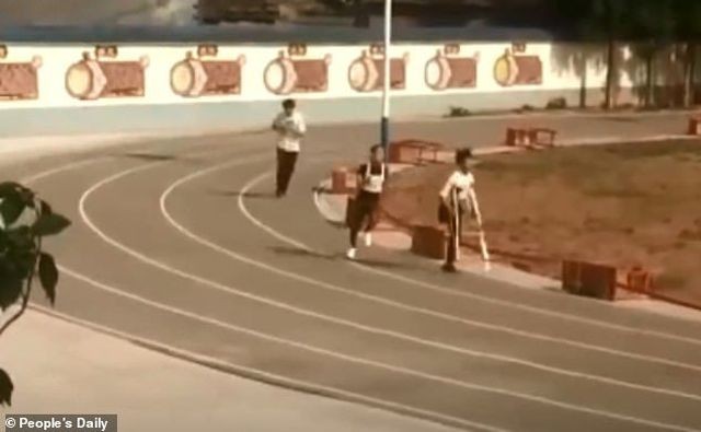 Nam sinh khuyết tật quyết tâm hoàn thành bài thi chạy 1.000m  