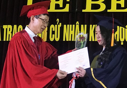 GS Nguyễn Văn  Minh trao bằng tốt nghiệp cho sinh viên khóa 65.