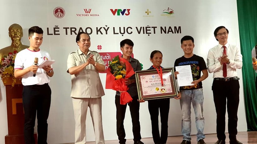 Bà Tân cùng con trai nhận tấm bằng xác lập kỷ lục Việt Nam.