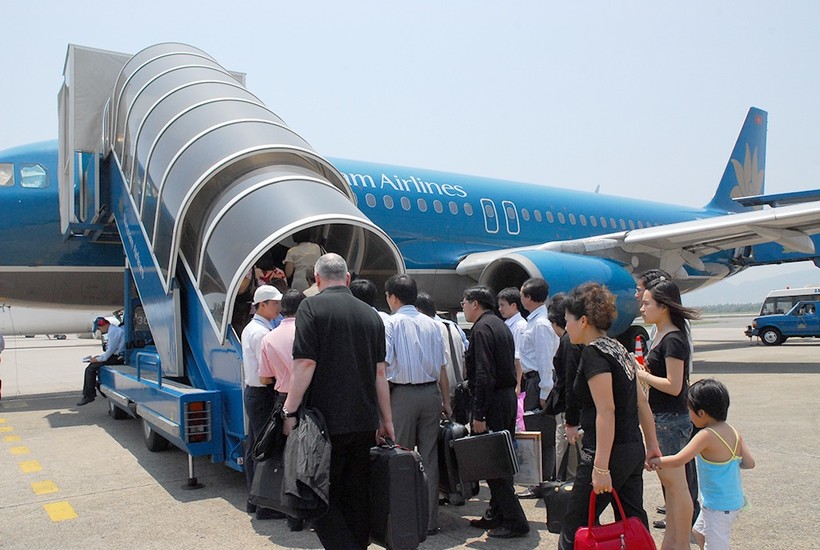 Khách lên máy bay tại sân bay Tân Sơn Nhất - Ảnh minh họa: K.Linh