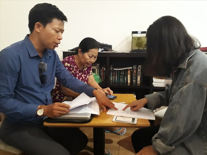 Nạn nhân (ngoài cùng bên phải) vụ bị sàm sỡ trên xe khách làm việc với luật sư Trần Thị Ngọc Nữ. Ảnh: Mai Phương