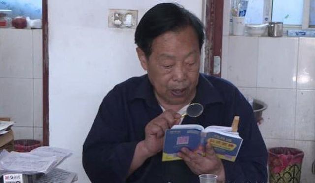 Cụ ông 85 tuổi soi kính lúp học bài, quyết tâm thi Gaokao để vào đại học