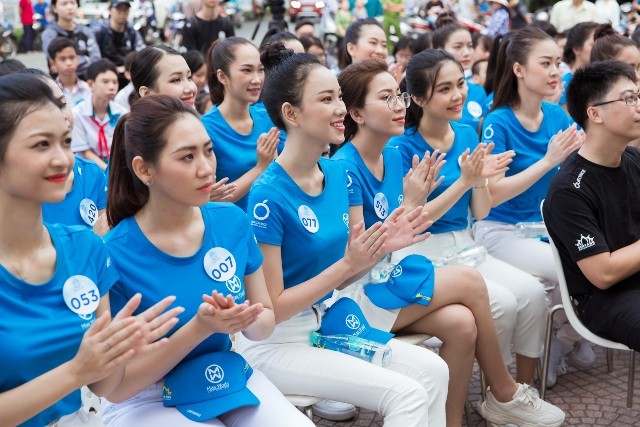 Thí sinh Miss World Việt Nam 2019 đạp xe bảo vệ môi trường