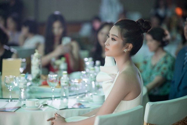 Hoa hậu Đỗ Mỹ Linh khoe vẻ đẹp “băng thanh ngọc khiết” 