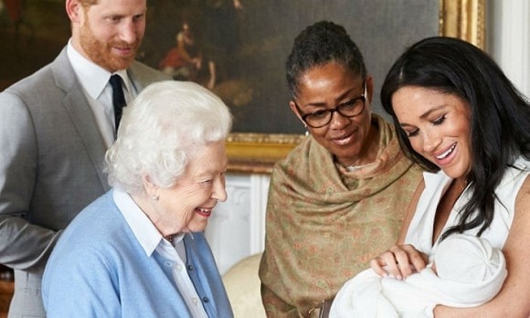 Sinh con cho gia đình Hoàng gia, Meghan nhận được món quà đặc biệt từ Nữ hoàng