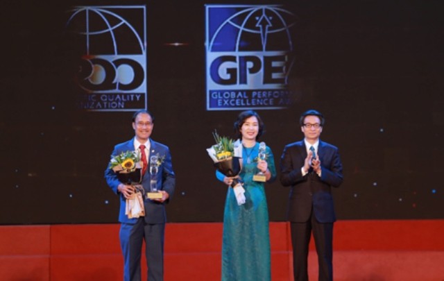 Phó Thủ tướng Vũ Đức Đam trao giải thưởng Chất lượng Quốc tế - Châu Á Thái Bình Dương 2018 cho 2 đơn vị.