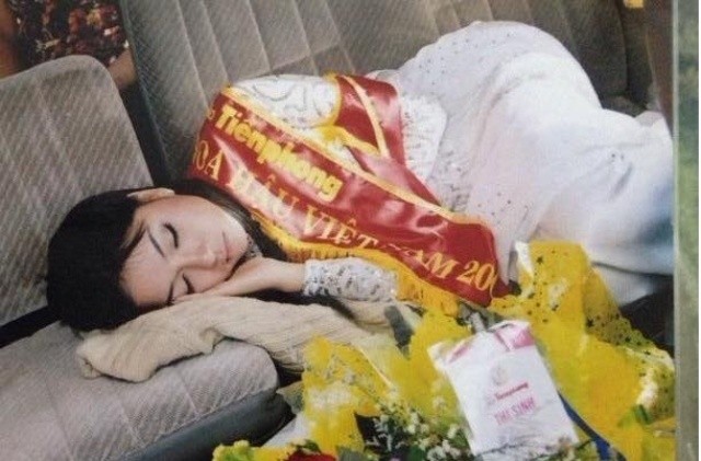 Ảnh hiếm của hoa hậu Nguyễn Thị Huyền: Ngủ gục sau đêm đăng quang mà vẫn xứng danh "quốc sắc"