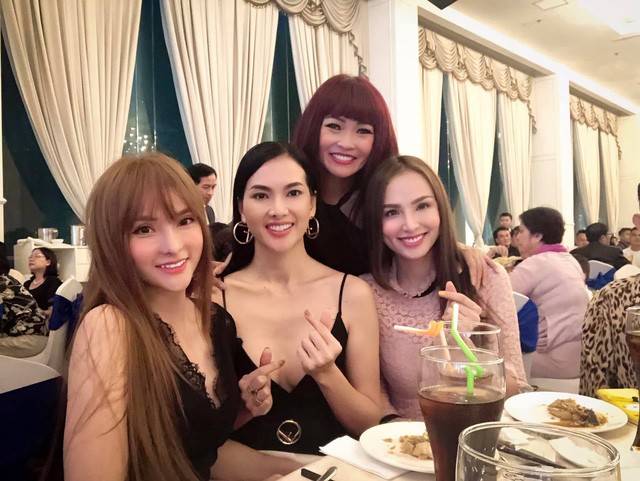 Diễm Hương ngồi chung mâm với toàn các bà mẹ đơn thân của showbiz Việt.