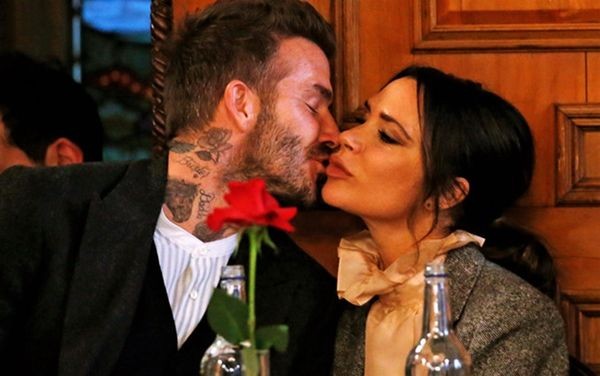 David Beckham và vợ Victoria Beckham khoá môi, quẩy hết mình nơi công cộng