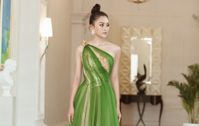 Hoa hậu Tiểu Vy diện đầm lệch vai quyến rũ mê đắm, hào hứng trở thành đại sứ Quảng Bình