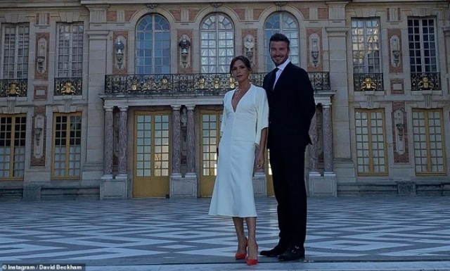 Victoria diện đầm trắng cùng ông xã Beckham kỷ niệm 20 năm ngày cưới