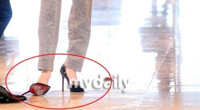 Giàu nứt đố đổ vách nhưng Yoona vẫn mê mẩn đôi giày rách sờn cả đế