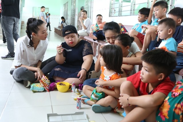 Thí sinh Miss World Việt Nam trao yêu thương đến người khuyết tật