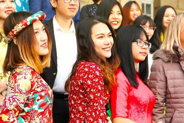Du học sinh Việt tại Pháp mặc áo dài quảng bá văn hóa quê hương Việt Nam tại đất Pháp.