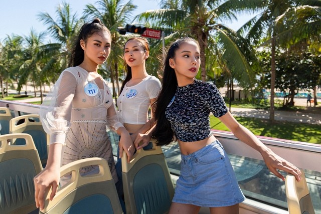  Thí sinh Miss World Việt Nam thả dáng, khoe eo thon trên... xe bus