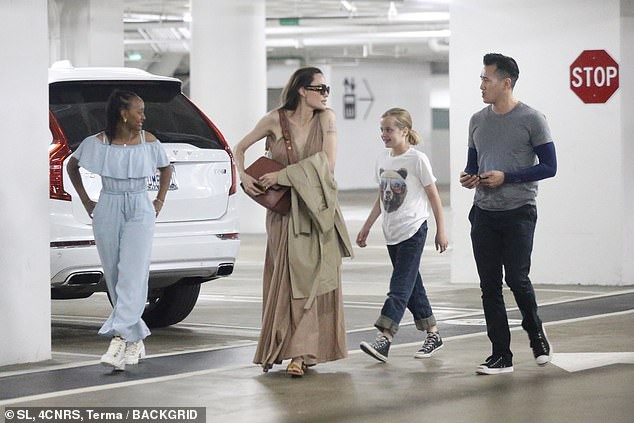 Angelina Jolie mặc đầm gợi cảm ra phố mua sắm cùng hai con gái