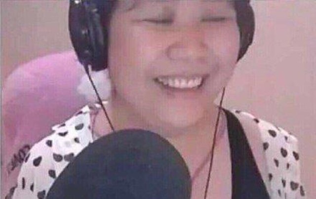 Vô tình lộ "mặt thật", nữ streamer Trung Quốc khiến fan "hết hồn" 