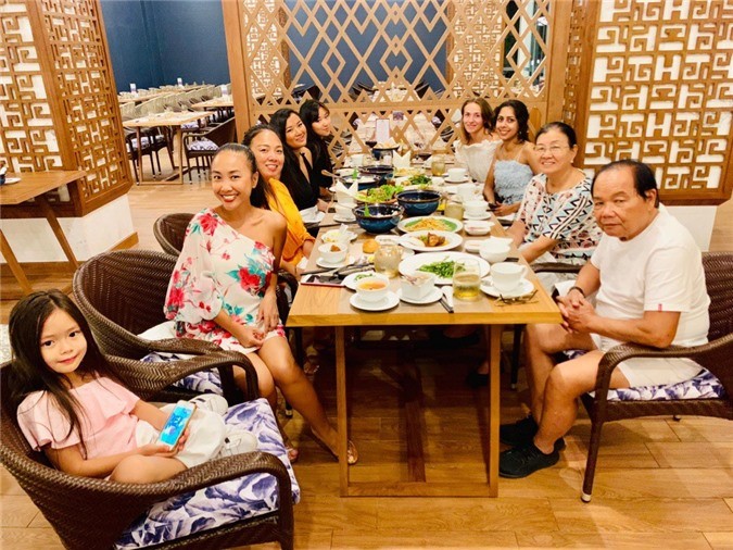 Kỳ nghỉ hè sang chảnh của vợ chồng Đoan Trang cùng con gái cưng