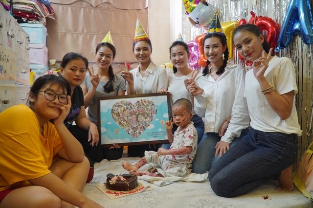 Miss World Việt Nam: Nhói lòng câu chuyện mẹ cùng con trai đấu tranh với căn bệnh hiếm 